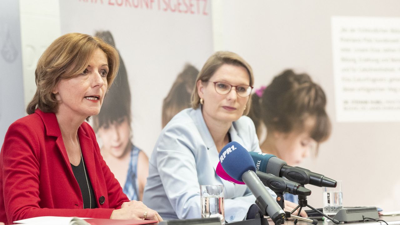 Ministerpräsidentin Malu Dreyer und Bildungsministerin Stefanie Hubig stellen gemeinsam das Kita-Zukunftsgesetz vor.