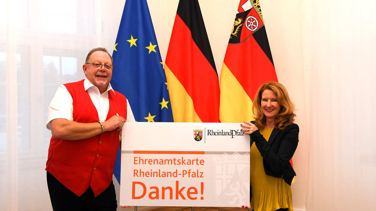 Heike Raab überreicht die 11.111 Ehrenamtskarte an Udo Grünewald