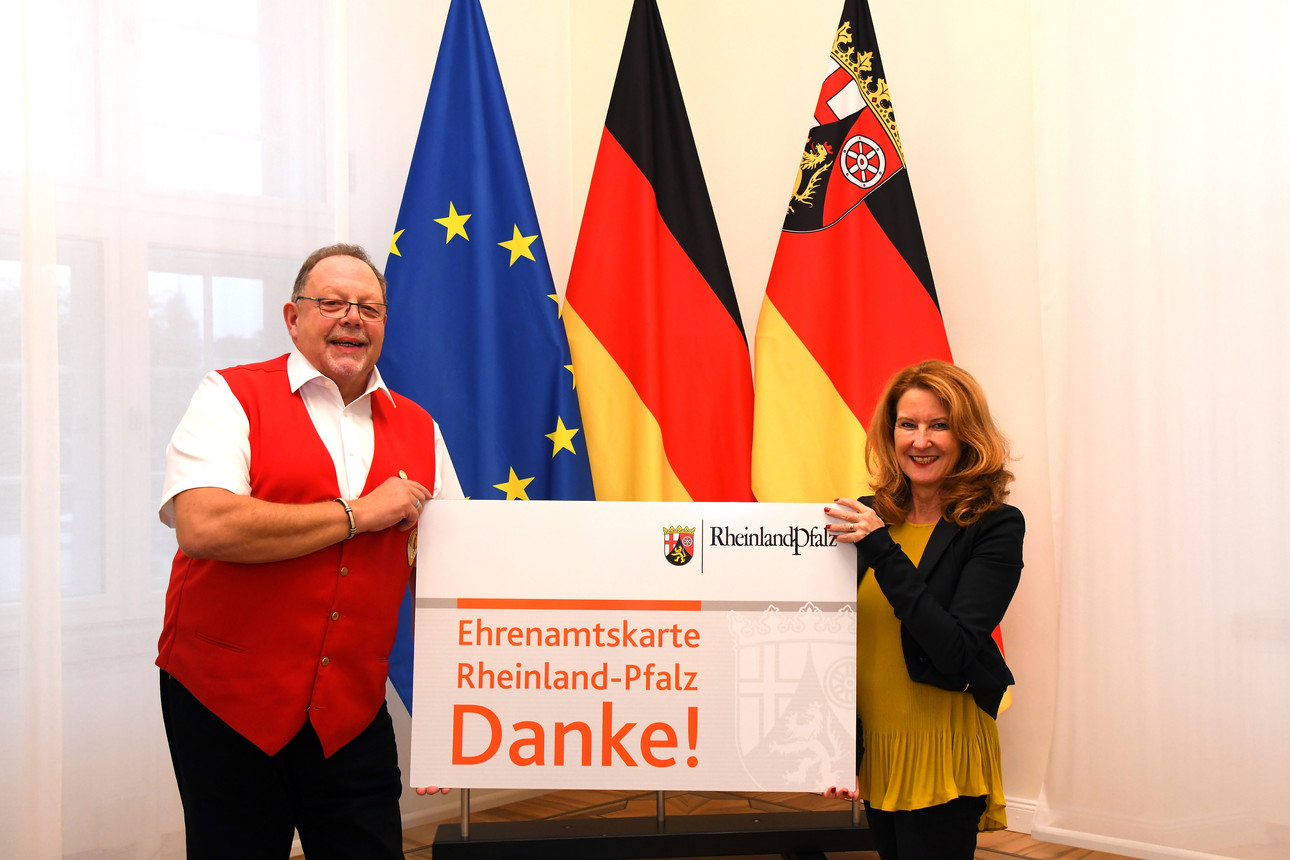 Heike Raab überreicht die 11.111 Ehrenamtskarte an Udo Grünewald