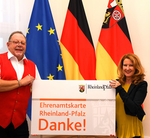 Heike Raab überreicht die 11.111 Ehrenamtskarte an Udo Grünewald