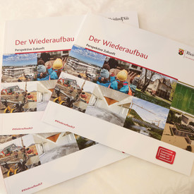 Broschüren mit Informationen zum Wiederaufbau des Ahrtals