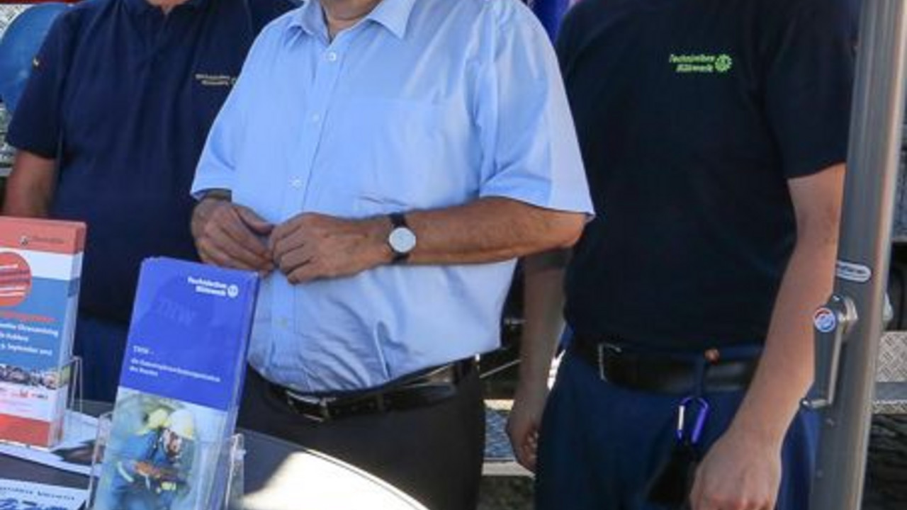 Ministerpräsident Kurt Beck mit Mitarbeitern des THW beim 9. Ehrenamtstag in Koblenz;