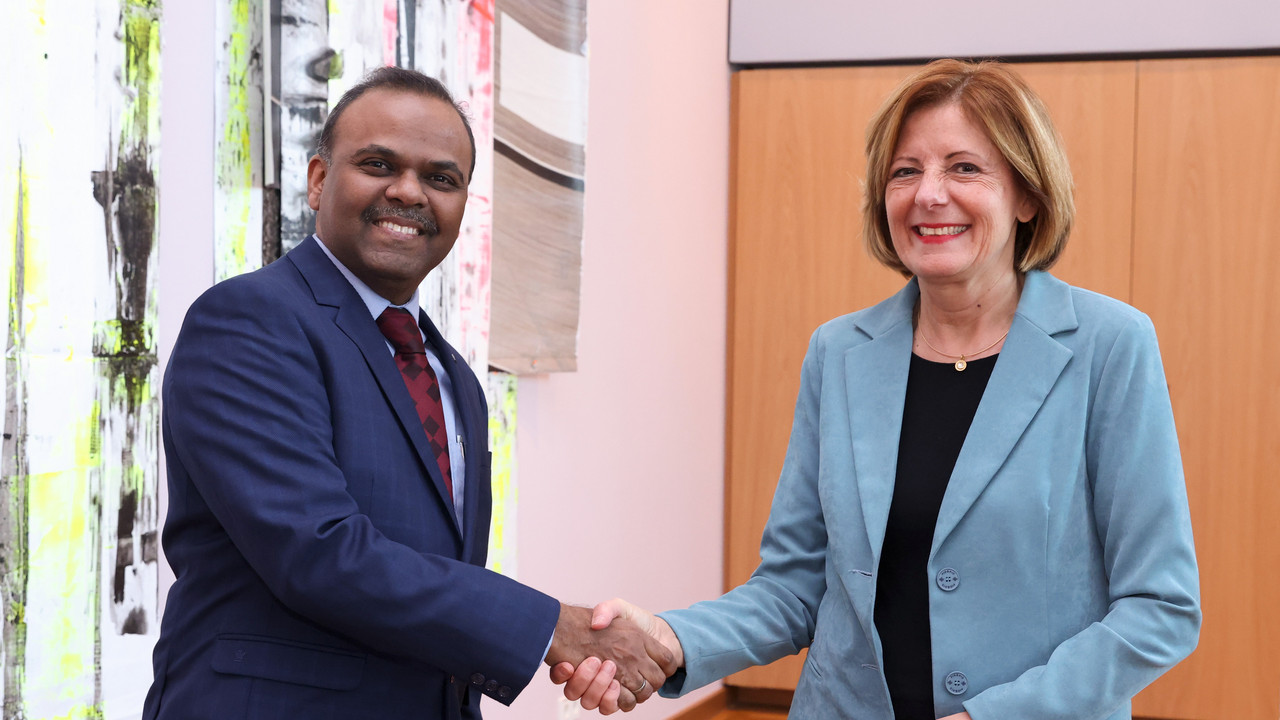 Ministerpräsidentin Malu Dreyer und der indische Generalkonsul B.S. Mubarak