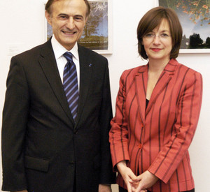 Regierungssprecherin Monika Fuhr mit Generalkonsul Armand Marchal; Bild: Wolf