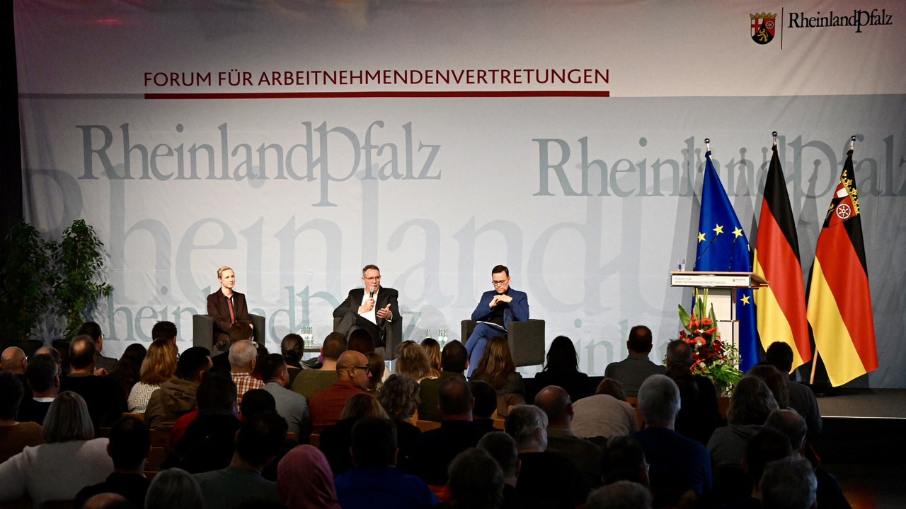 Ministerpräsident Alexander Schweitzer beim 25. Forum für Arbeitnehmendenvertretungen.
