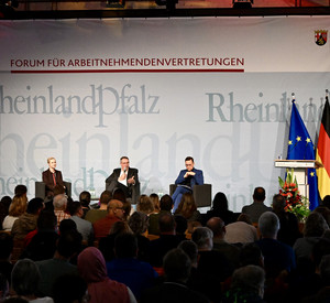 Ministerpräsident Alexander Schweitzer beim 25. Forum für Arbeitnehmendenvertretungen.