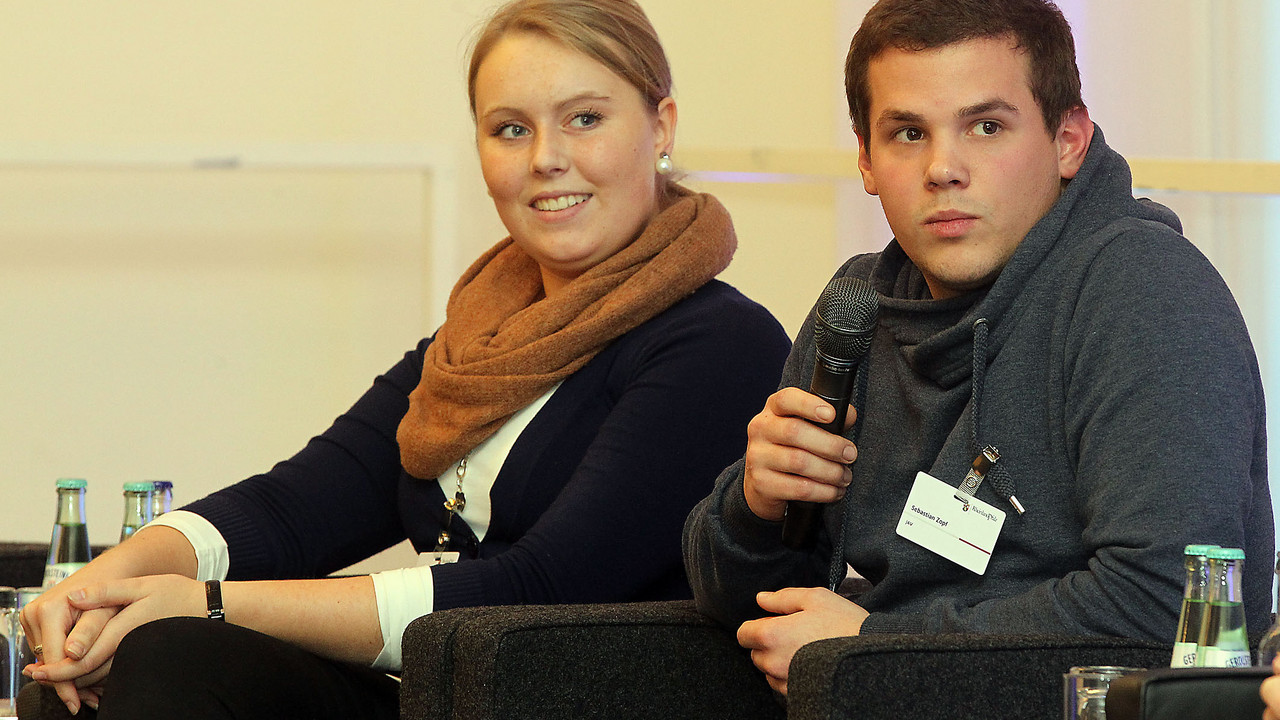 Junge Menschen am PC; Bild: rlp-Archiv, dpa