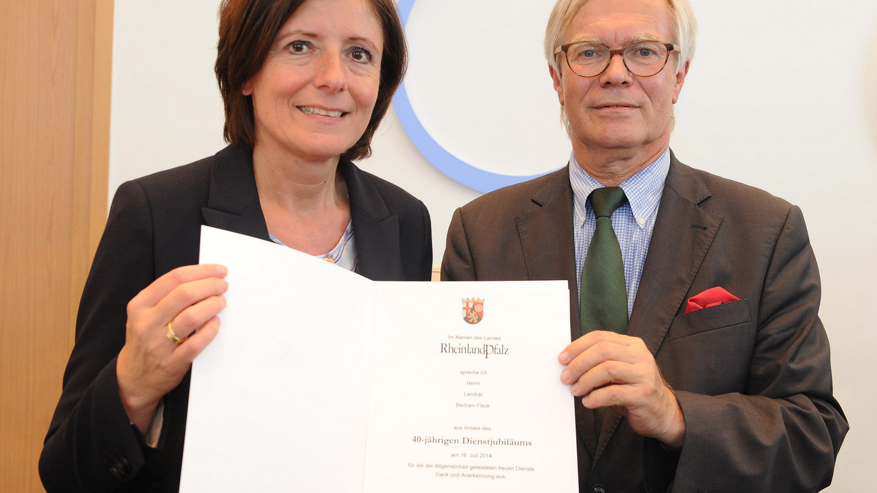 Ministerpräsidentin Malu Dreyer gratuliert dem Landrat des Rhein-Hunsrück-Kreises, Bertram Fleck, zum 40. Dienstjubiläum; Foto: Kristina Schäfer / © Staatskanzlei