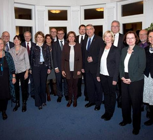 Der rheinland-pfälzische Ministerrat zusammen mit den Vertreterinnen und Vertretern der drei evangelischen Landeskirchen
