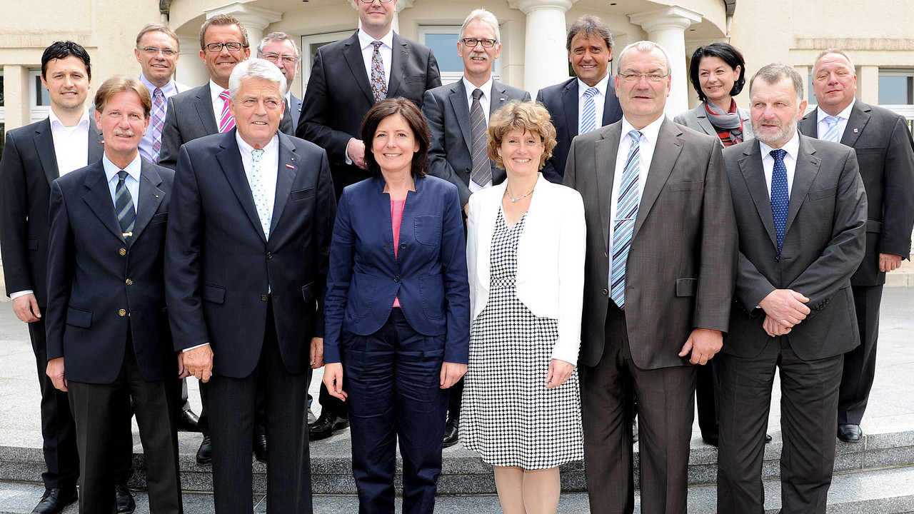 Gruppenbild der Mitglieder des "Ovalen Tischs". Bild: Kristina Schäfer / © Staatskanzlei