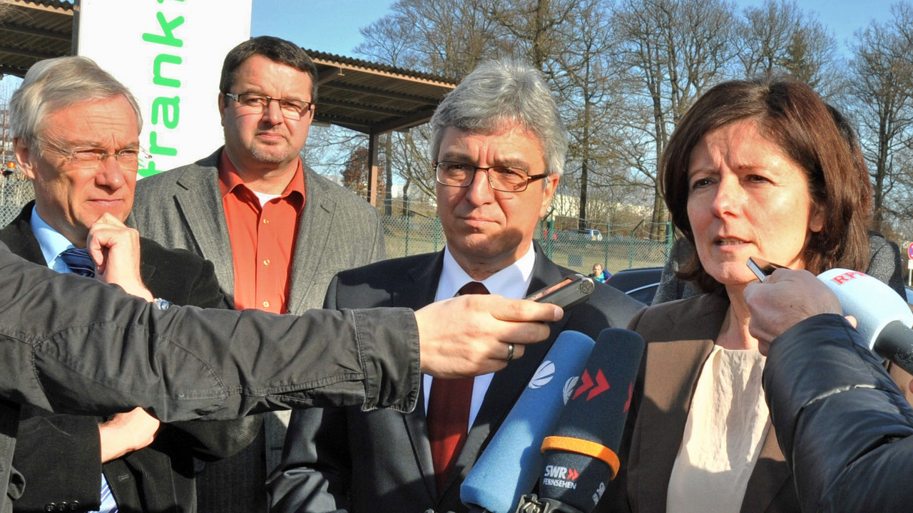 Flughafengeschäftsführer Heinz Rethage, Betriebsratsvorsitzender Thomas Dillmann, Innenminister Roger Lewentz, Ministerpräsidentin Malu Dreyer; Bild: Staatskanzlei