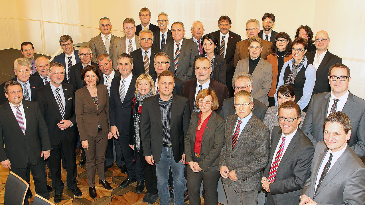 Ministerpräsidentin Malu Dreyer mit den Teilnehmerinnen und Teilnehmern des Ovalen Tisches; Bild: Stefan Sämmer / © Staatskanzlei