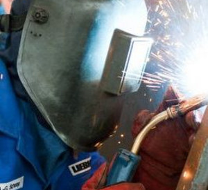 Geduldete sollen durch das Bleiberecht eine Ausbildung erfolgreich abschließen können, beispielsweise in der Metallbranche; Bild: dpa