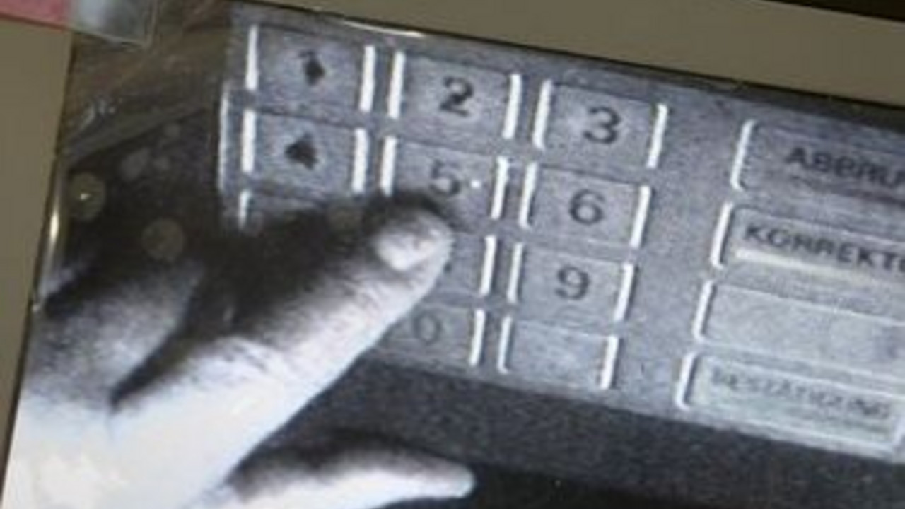 Mini-Kamerabild vom Tastenfeld eines Bankautomaten; Bild: dpa