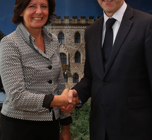 Ministerpräsidentin Malu Dreyer mit dem Botschafter von Großbritannien und Nordirland, Simon McDonald; Bild: Stefan Sämmer / © Staatskanzlei
