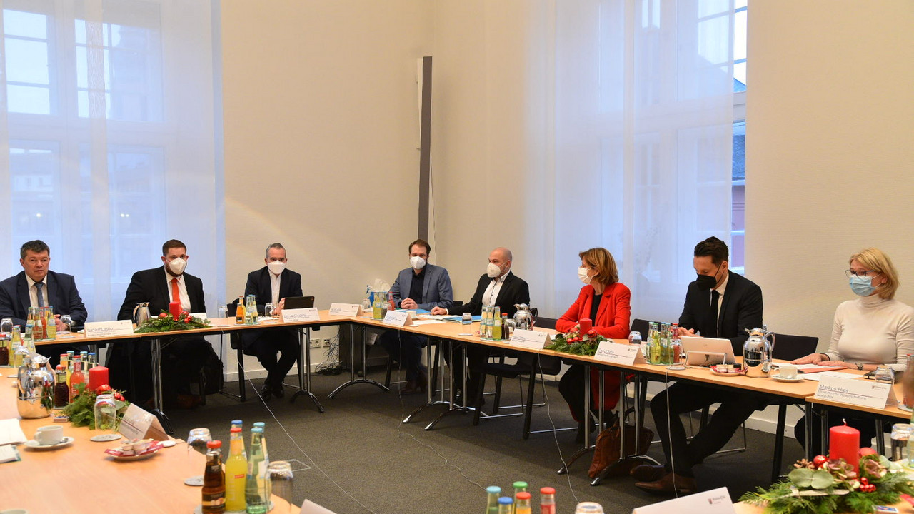 Ministerpräsidentin Malu Dreyer beim Runden Tisch Impfen