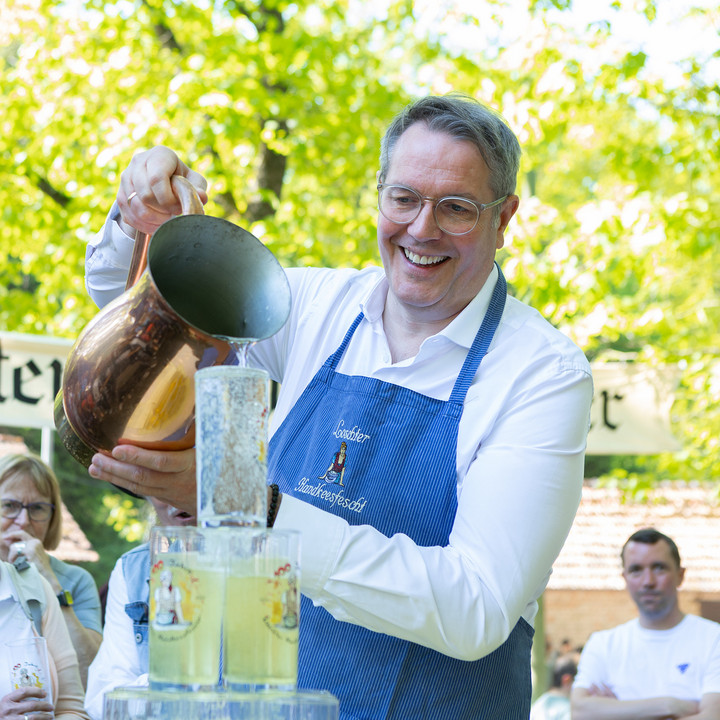 Ministerpräsident Alexander Schweitzer bei 100 Jahre Loschter Handkeesfescht
