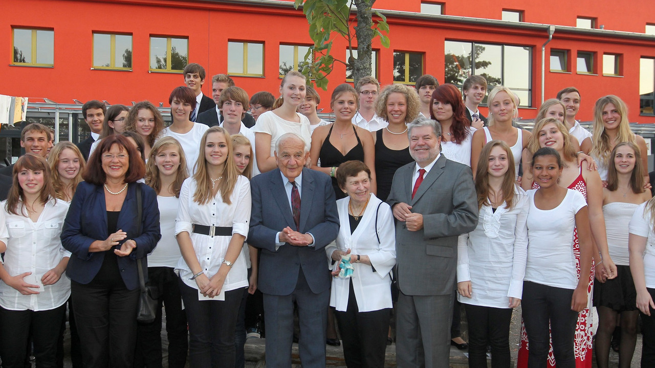 Gruppenbild anlässlich Modernisierung des Gymnasiums im Alfred-Grosser-Schulzentrum; Bild: Iversen / © Staatskanzlei.