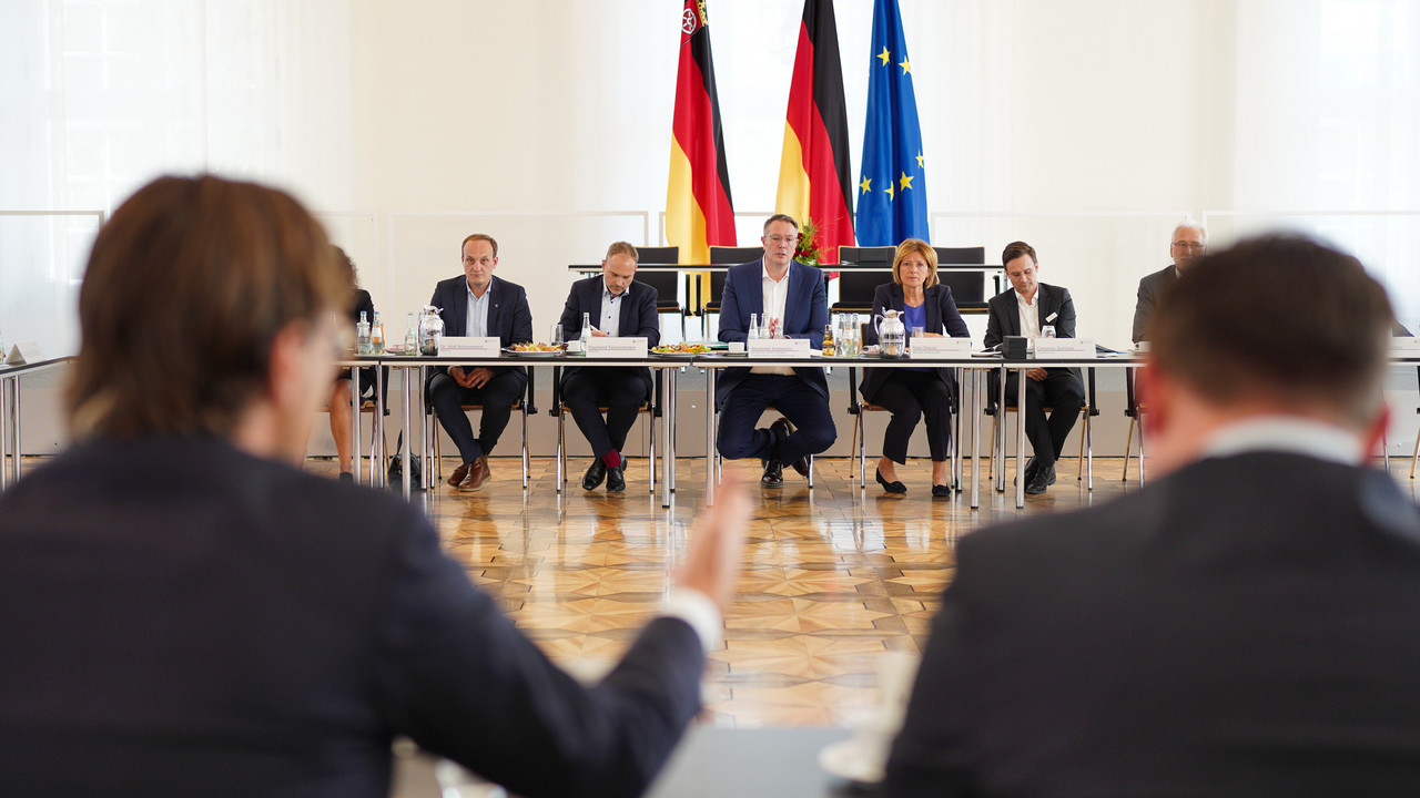 Dem Netzbündnis gehören neben Landesregierung Vertreter/innen der Telekommunikationsbranche, deren Verbänden, der kommunalen Spitzenverbände sowie der Industrie- und Handelskammer und der Handwerkskammer an.