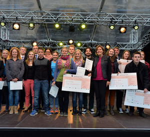 Ministerpräsidentin Malu Dreyer mit Preisträgern beim Ehrenamtstag 2015 in Trier