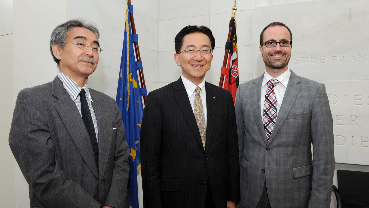 Der Chef der Staatskanzlei, Staatssekretär Clemens Hoch, zusammen mit Takuya Tasso - Gouverneur der Präfektur Iwate - und Takeshi Kamiyama, dem japanischen Generalkonsul in Frankfurt. (v.r.)