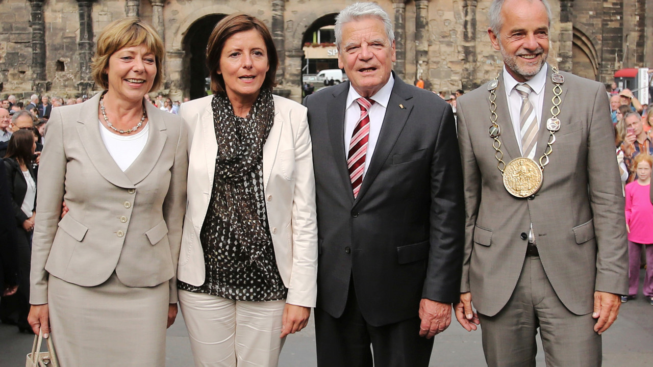 Gemeinsames Gruppenfoto vor der Porta Nigra in Trier; Foto: dpa