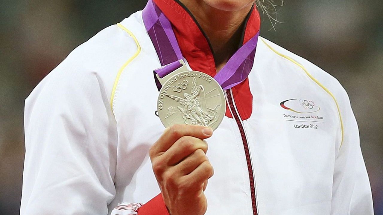 Siebenkämpferin Lilli Schwarzkopf mit der Silbermedaille;