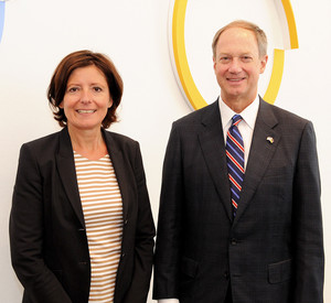 Ministerpräsidentin Malu Dreyer und der neue Botschafter der Vereinigten Staaten von Amerika, John B. Emerson; Bild: Kristina Schäfer