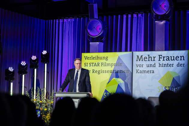Ministerpräsident Alexander Schweitzer überreicht SI STAR Filmpreis an Regisseurin Mascha Schilinski 