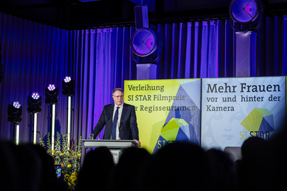 Ministerpräsident Alexander Schweitzer überreicht SI STAR Filmpreis an Regisseurin Mascha Schilinski 