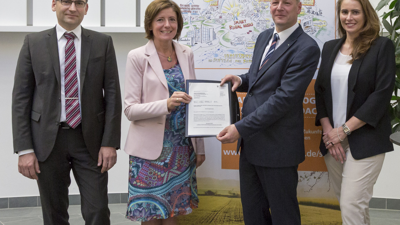 Dr.-Ing. Mario Trapp, Ministerpräsidentin Malu Dreyer, Prof. Dr.-Ing. Peter Liggesmeyer und Nicole Spanier-Baro bei der Überreichung des Bewilligungsbescheids.