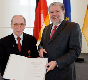 Bundesverdienstkreuz an Hans Janke; Bild: Pipprich