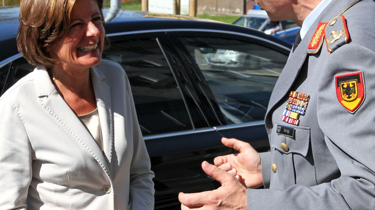 Ministerpräsidentin Malu Dreyer wird vom Kommandeur, Generalmajor Jürgen Weigt, im Zentrum Innere Führung der Bundeswehr in Koblenz begrüßt; Bild: Bundeswehr