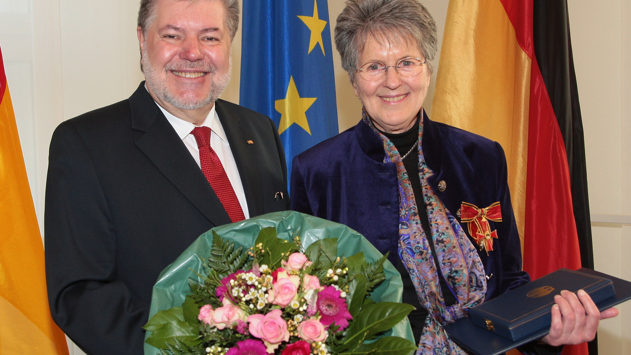 Ministerpräsident Kurt Beck zeichnet Lea Ackermann, mit dem vom Bundespräsidenten verliehenen Großen Bundesverdienstkreuz aus. Bild: Piel / © Staatskanzlei