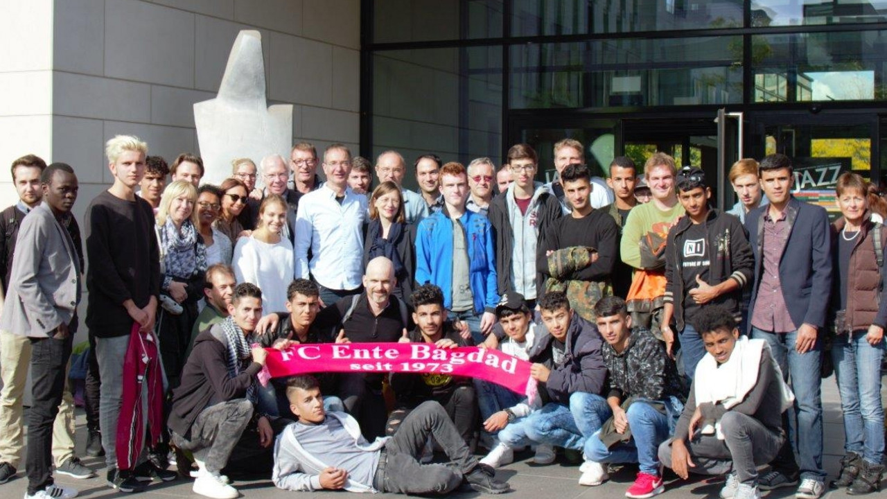 FC Ente Bagdad mit der Ständigen Vertreterin Monika Fuhr in der Mitte vor der Landesvertretung