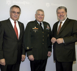 Innenminister Karl Peter Bruch, General Carter F. Ham und Ministerpräsident Kurt Beck; Bild: Wolf
