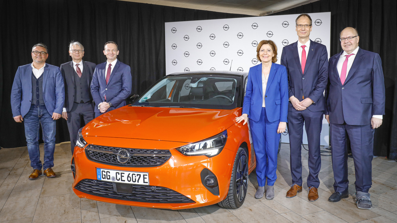 Opel-Betriebsratsvorsitzender in Kaiserslautern Thorsten Zangerle, OB Klaus Weichel, Wirtschaftsminister Dr. Volker Wissing, Ministerpräsidentin Malu Dreyer, Opel-Geschäftsführer Michael Lohscheller und Bundeswirtschaftsminister Peter Altmaier (v.l.n.r.)  