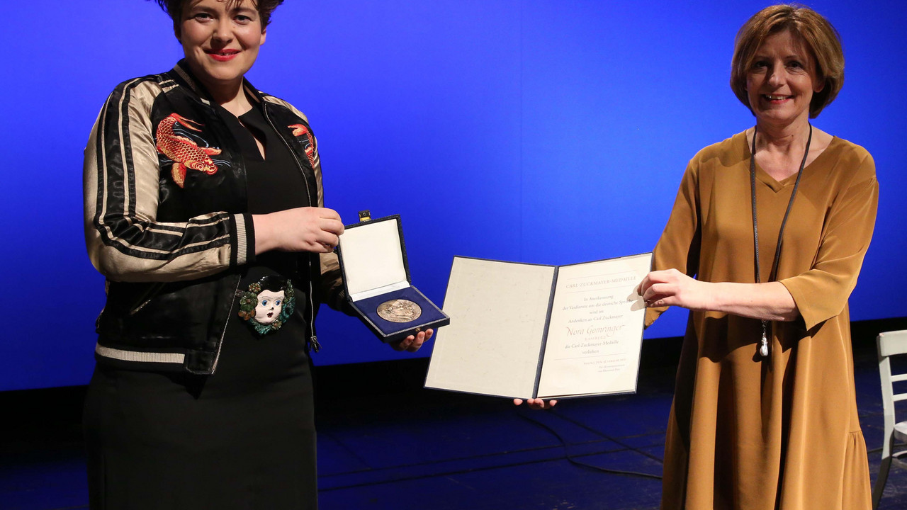Ministerpräsidentin Malu Dreyer überreicht Nora Gomringer die Carl-Zuckmayer-Medaille 2021