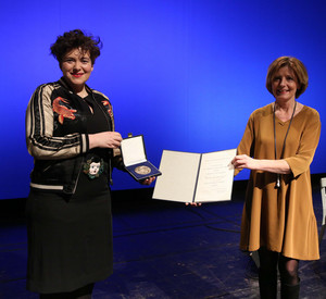 Ministerpräsidentin Malu Dreyer überreicht Nora Gomringer die Carl-Zuckmayer-Medaille 2021