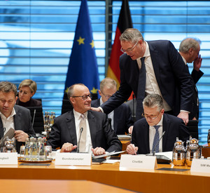 Bundeskanzler Friedrich Merz und Ministerpräsident Alexander Schweitzer begrüßen sich im Rahmen der Ministerpräsidentenkonferenz.