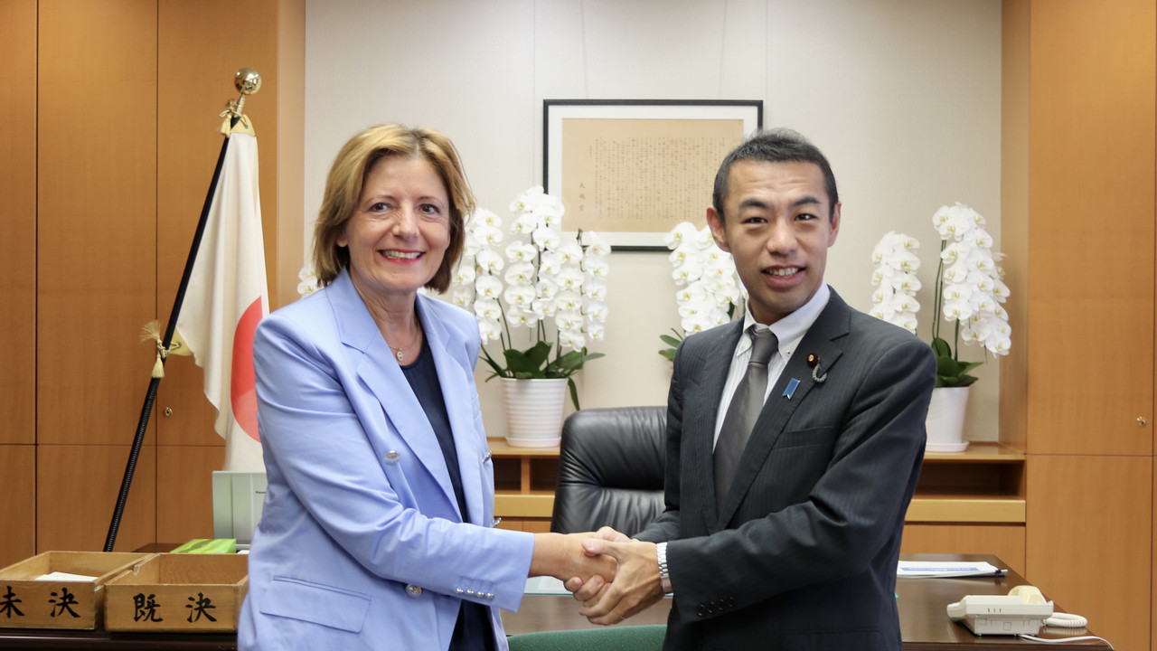 Ministerpräsidentin Malu Dreyer schüttelt Soichiro Imaeda, Staatsminister für Bildung, Kultur, Sport, Wissenschaft und Technologie die Hand.