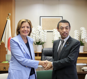 Ministerpräsidentin Malu Dreyer schüttelt Soichiro Imaeda, Staatsminister für Bildung, Kultur, Sport, Wissenschaft und Technologie die Hand.