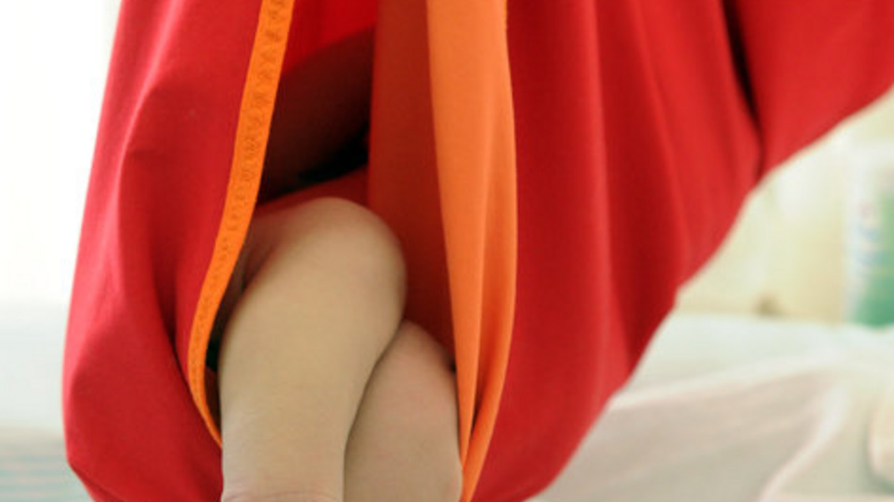 Baby in einem farbigen Wiegetuch; Bild: dpa