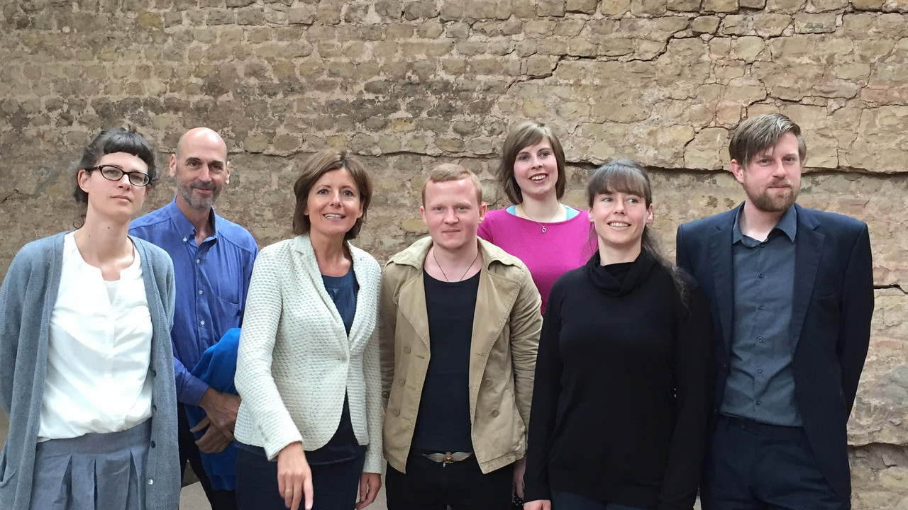 Ministerpräsidentin Malu Dreyer mit Stipendiatinnen und Stipendiaten des Künstlerhauses Schloss Balmoral bei der Eröffnung der Ausstellung „o.T“; Foto: Staatskanzlei