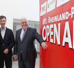 Ministerpräsident Kurt Beck, RPR1.-Geschäftsführer Kristian Kropp und Landtagspräsident Joachim Mertes haben das Programm für das Rheinland-Pfalz Open Air 2012 vorgestellt; Bild: Sell / © Staatskanzlei