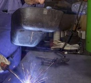Auszubildende in Autowerkstatt, Bild: rlp-Archiv