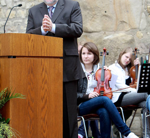 Ministerpräsident Kurt Beck eröffnet Projekttag der UNESCO-Projektschulen in Ingelheim; Bild: Sämmer