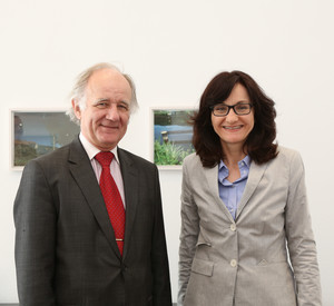 Die Chefin der Staatskanzlei, Jaqueline Kraege, mit dem rumänischen Generalkonsul Mihai Botorog; Bild: Sämmer / © Staatskanzlei