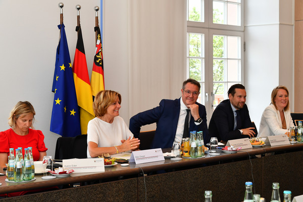 Ministerpräsidentin Malu Dreyer bei der Sitzung des Transformationsrates. 