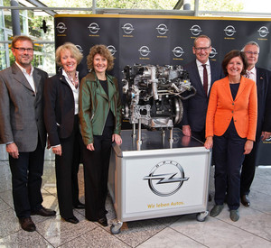 Betriebsratsvorsitzender Lothar Sorger, Werksleiterin Elvira Tölkes, Eveline Lemke, Vorstandsvorsitzender Dr. Karl-Thomas Neumann, Ministerpräsidentin Malu Dreyer und der Oberbürgermeister von Kaiserslautern Dr. Klaus Weichel; Bild: Opel AG